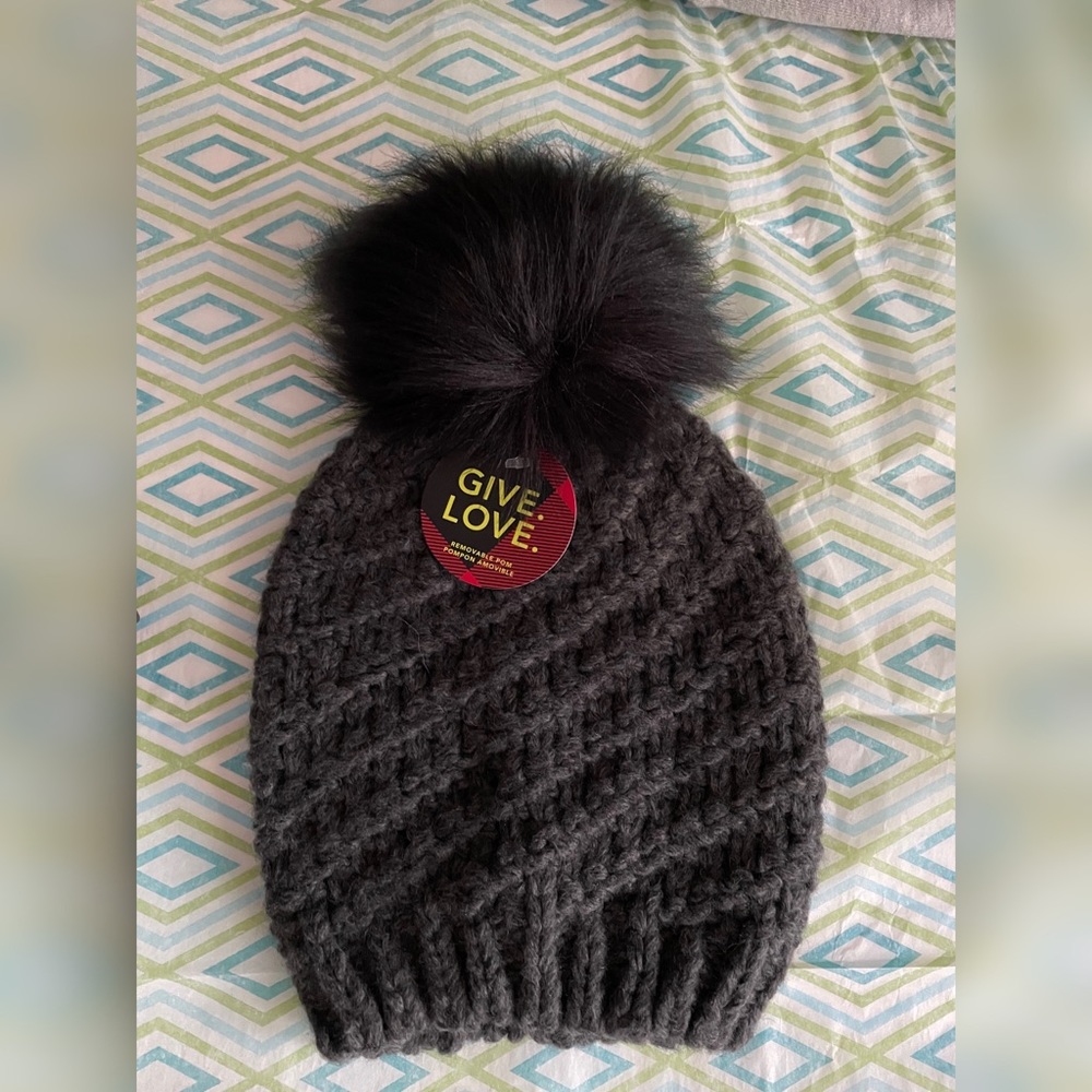 💖 AE NWT beanie with removable Pom